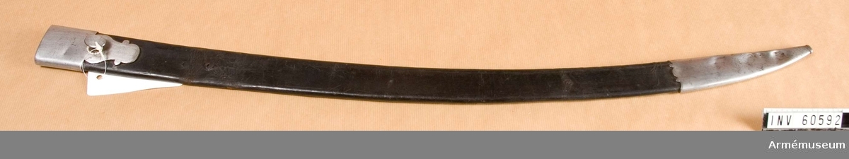 Grupp D II.
Baljan är av svart läder med två beslag av järn, den är till sin utformning lik en huggarbalja. 
Beslagen består av munbleck och doppsko. Munblecket har på yttersidan en oval koppelknapp.