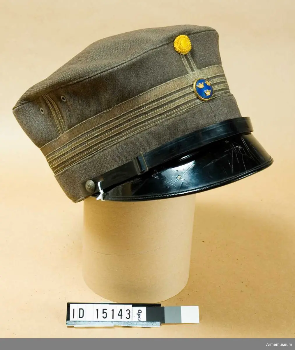 Grupp C I.
Ur uniform m/1923 för överste vid Generalstaben, bestående av  vapenrock, ridbyxor och mössa.