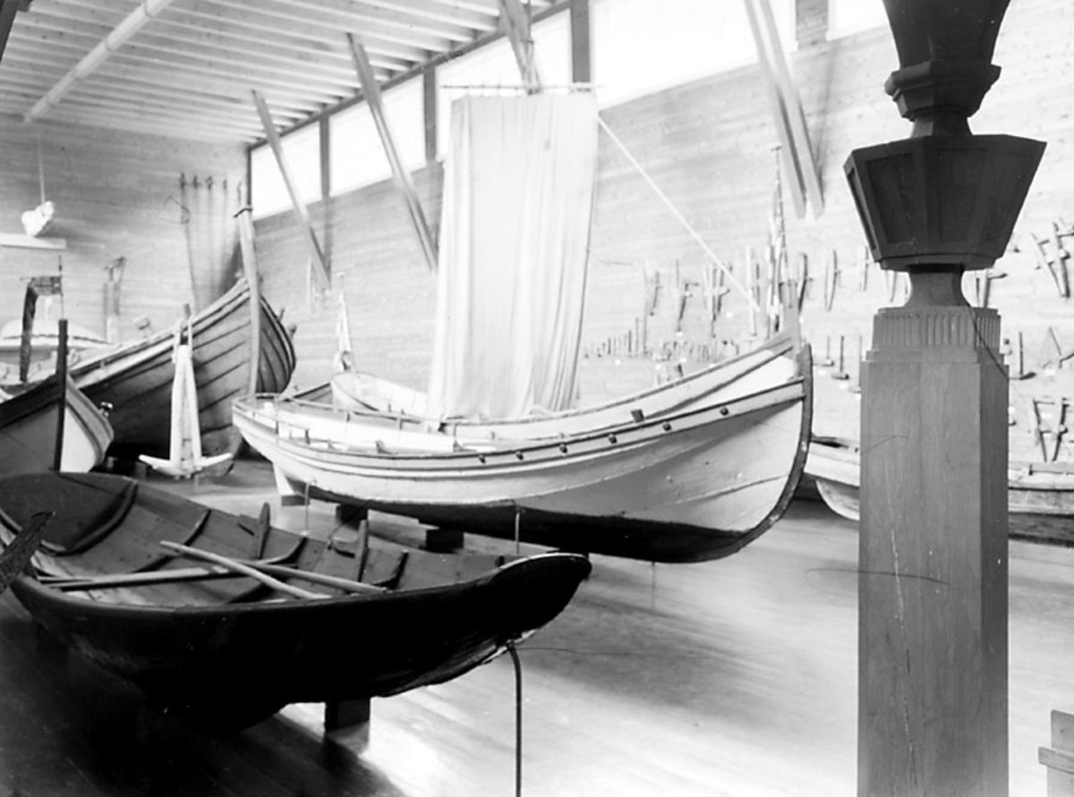 Skrivet på baksidan: Båthallen Ambla
Fotot taget: 1961