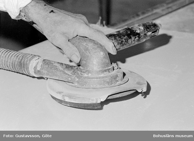 Motivbeskrivning: "Gullmarsvarvet AB, slipmaskin, här används vid slipning av roder."
Datum: 19801031