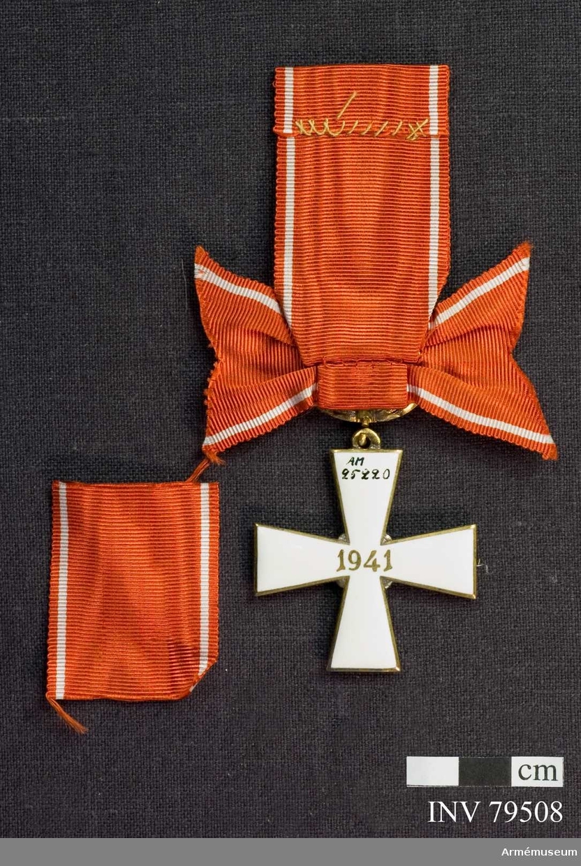 Ordenskors med lagerkrans med Karelens vapen. Bandrosett, röd med vita ränder. 
För riddare, militär, II.klass av finska frihetskorset.