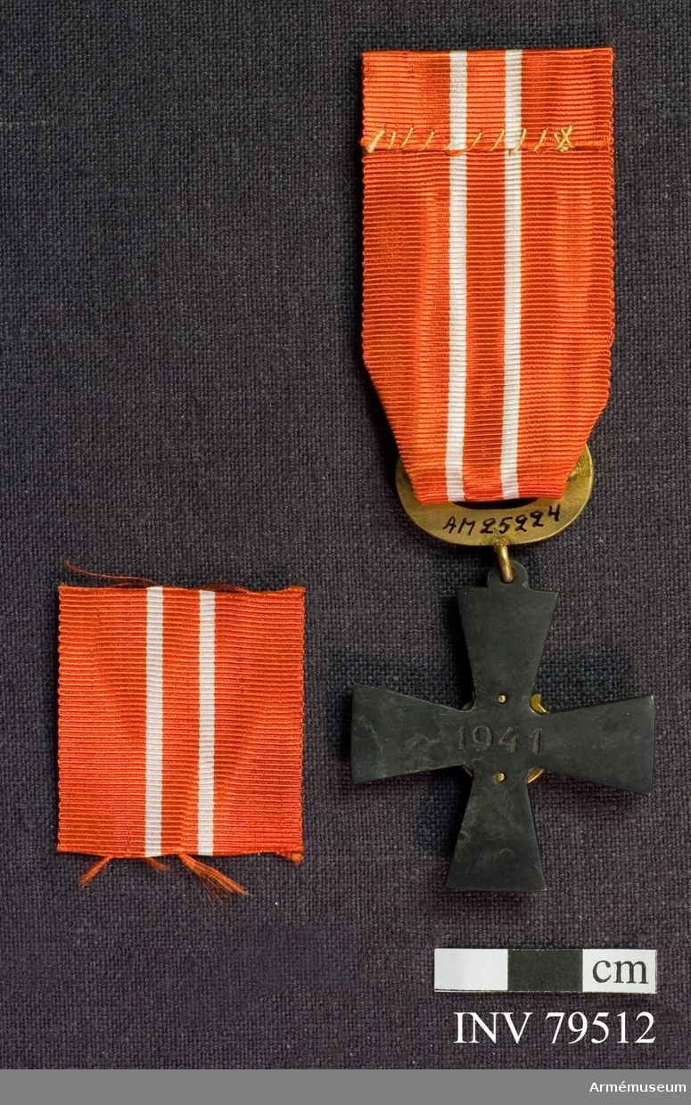 Ordenskors med årtalet 1941, Krans med lager och eklöv, Band, rött med vita ränder. 
För riddare, läkare, III.klass av finska frihetskorset.