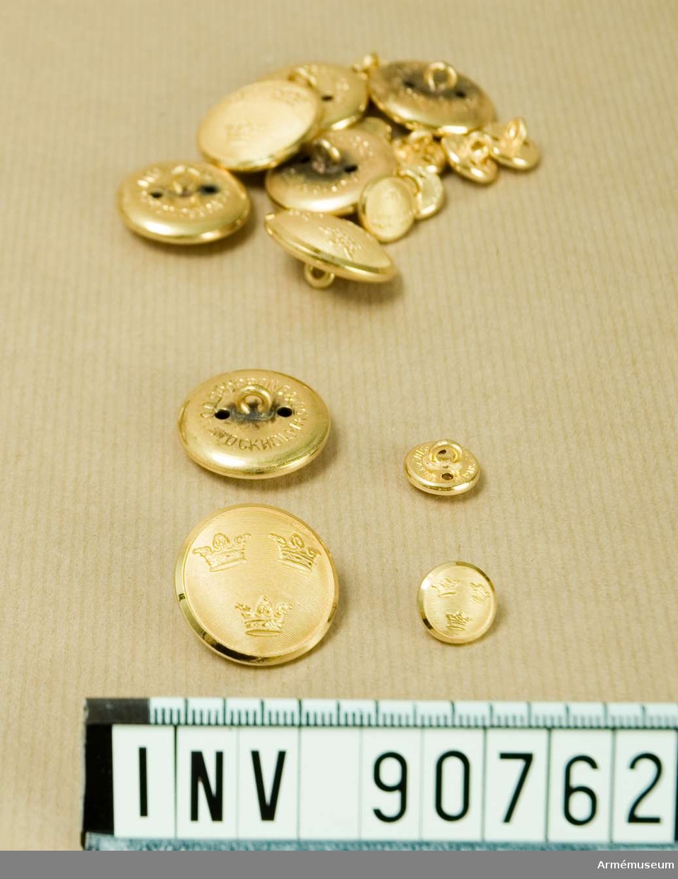 Låda märkt "I3 m/1779 färg m/60" innehållande ett mindre antal knappar stora och små.