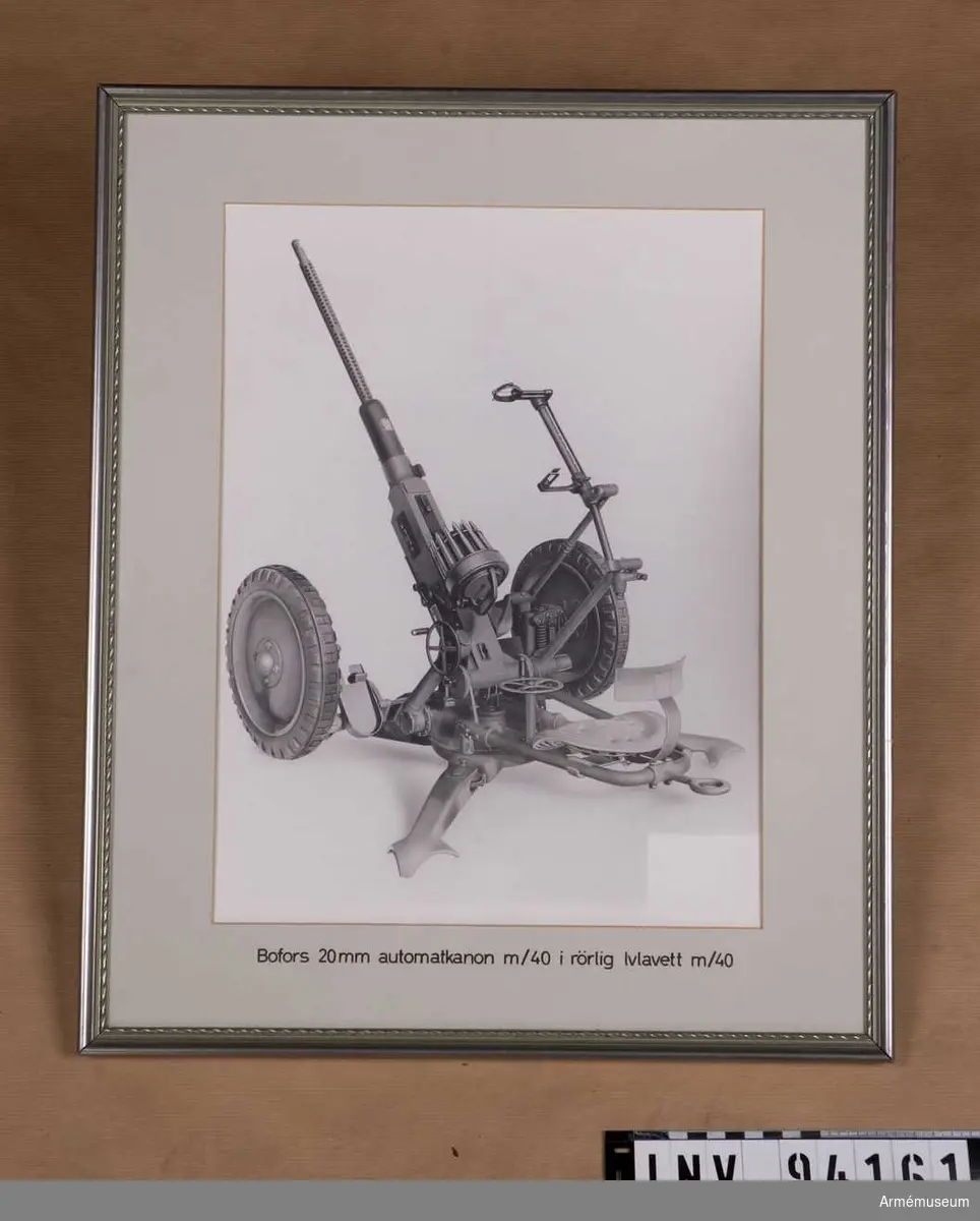 inramat fotografi föreställande Bofors 20 mm automatkanon m/1940 i rörlig luftvärnslavett m/1940.