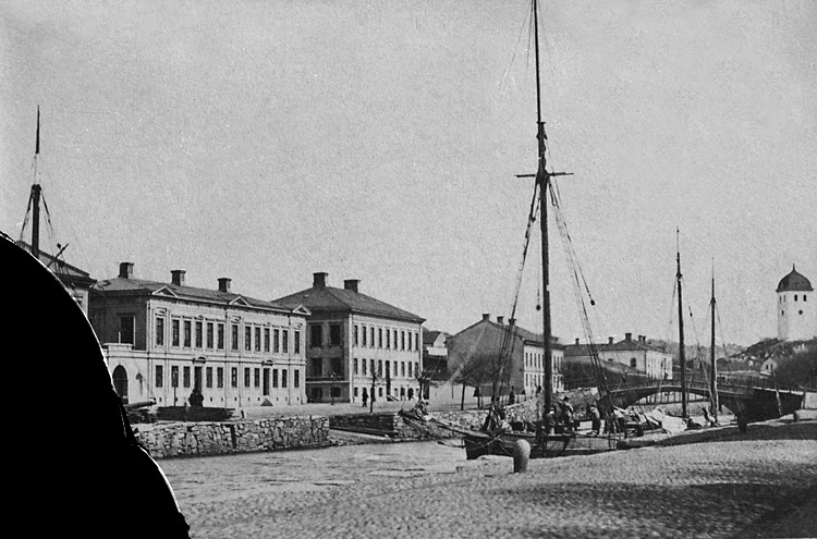 Enligt tidigare noteringar: "Hamnen i Uddevalla vid "Stenbron" från sydväst."