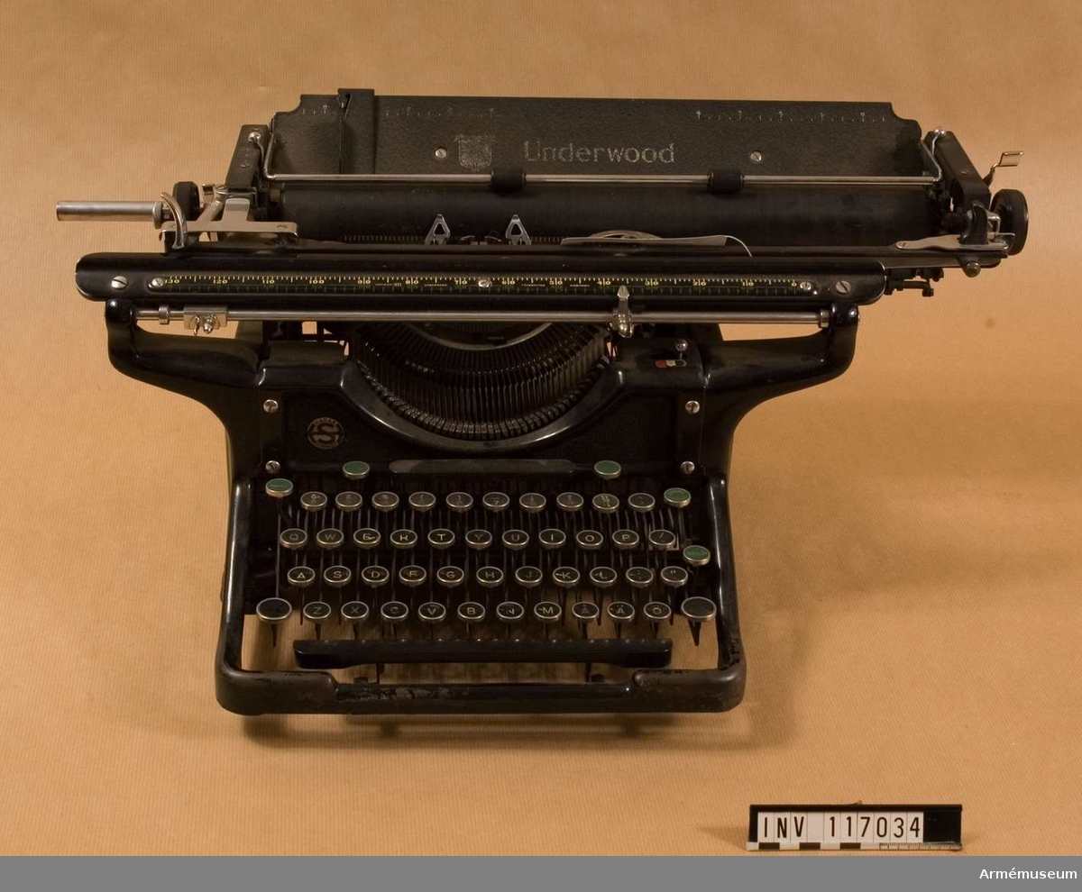 Skrivmaskin, Underwood, med skyddsövrerdrag.