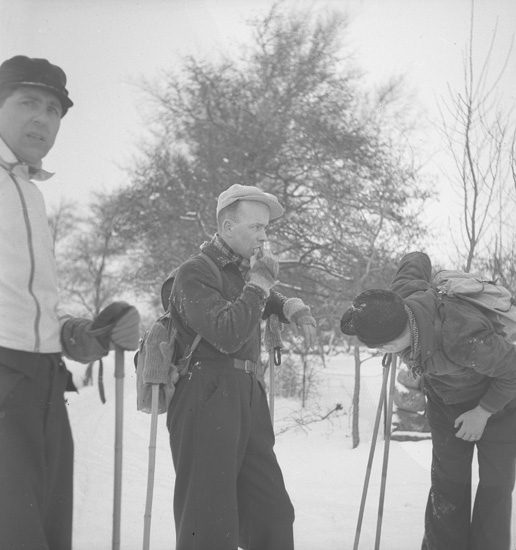 Text till bilden: "Fältsport. Skidtur: Häggvall-Holma- Gåseberg, Norrkila, Lyse-Sivik-Lysekil.1940.02.18".