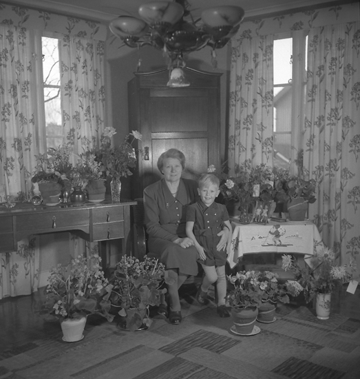 Text till bilden: "Fru Strömberg, Blekegatan 4a. 60 år. 1947.12.23".