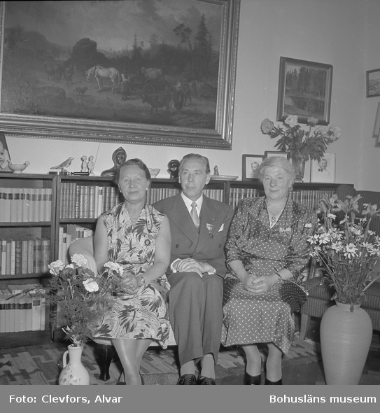 Text till bilden: "Apotekare Bjerkei. Medaljutdelning. 1954.07.04"










i