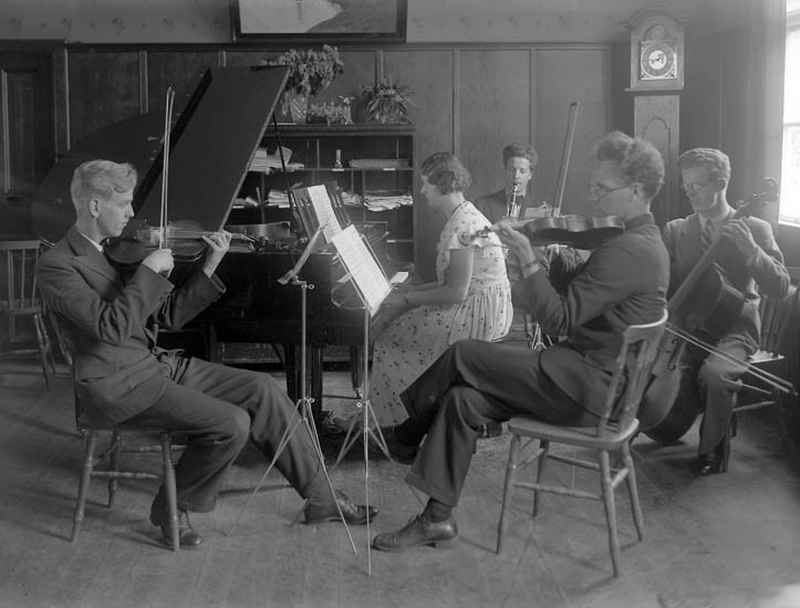 Text till bilden:"Orkester består av en dam på flygel, Herrarna spelar fiol, basfiol och klarinett. V. U. skolan 1933-34".