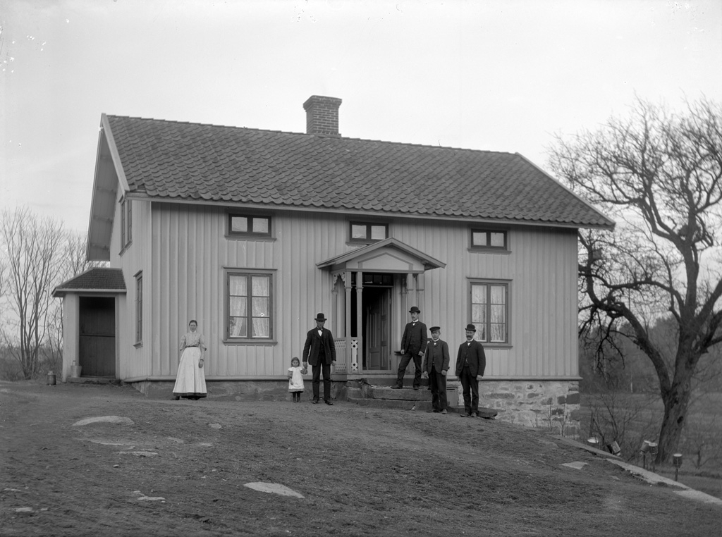 Text till bilden: "Ljus byggnad på nära håll. Plats: Ugglehult. Den 20/5 1907".