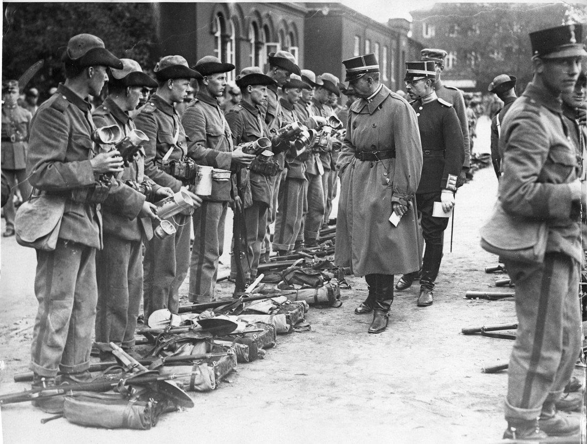 Förberedelser inför Svea livgardes, I 1, fälttjänstövningar i Uppland 1927. Major K A Bratt inspekterar truppens matkärl, snuskburkar.