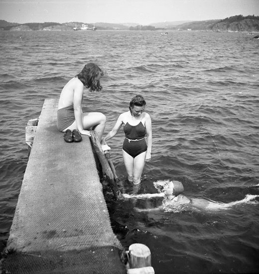 Tre badande ungdomar vid Skeppsviken, Uddevalla