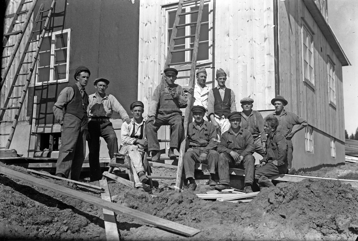 En grupp byggnadsarbetare framför ett hus i Jönköping.