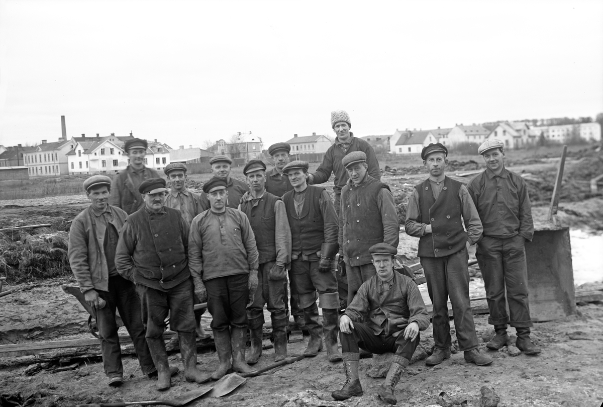 Kommunalarbetare på söder i Jönköping, i bakgrunden Munksjös skorsten.
