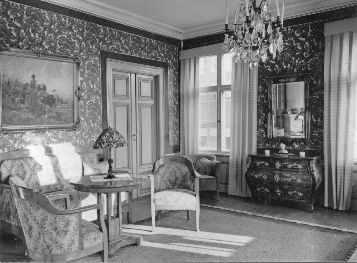 Enköping, kvarteret Borgmästaren nr 4, 1 trappa upp, järnhandlare Jönssons våning, till höger fönster mot Kungsgatan. Maj  1957