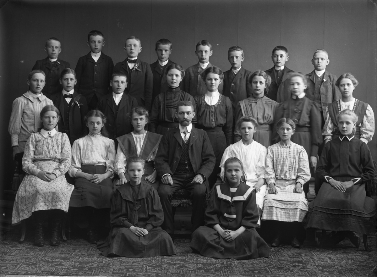 Skolklass, i mitten folkskolelärare Johan Lundin (1874-1965) Enköping, 3 juni 1909