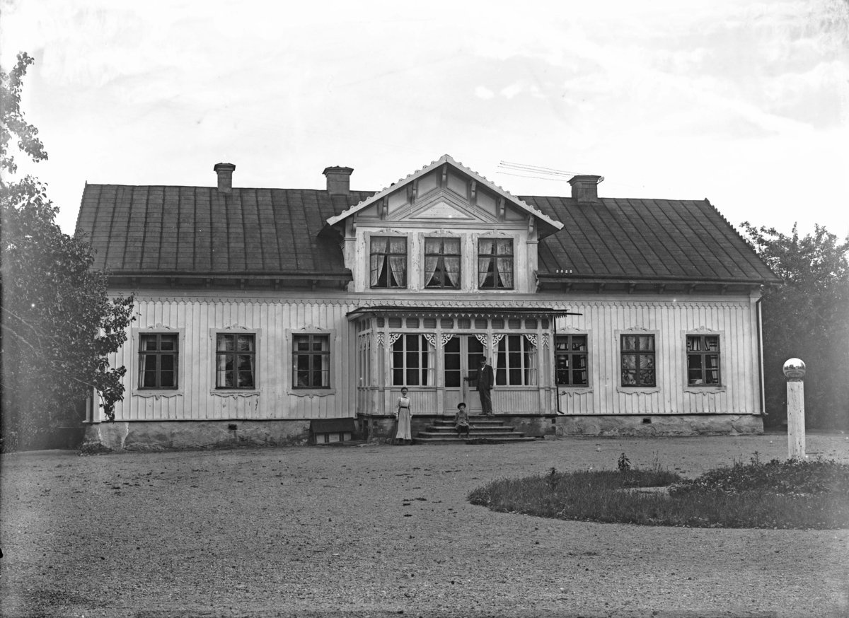 Bryggholmen säteri, familj framför mangårdsbyggnaden, Vallby socken, Uppland, troligen 31 augusti 1906