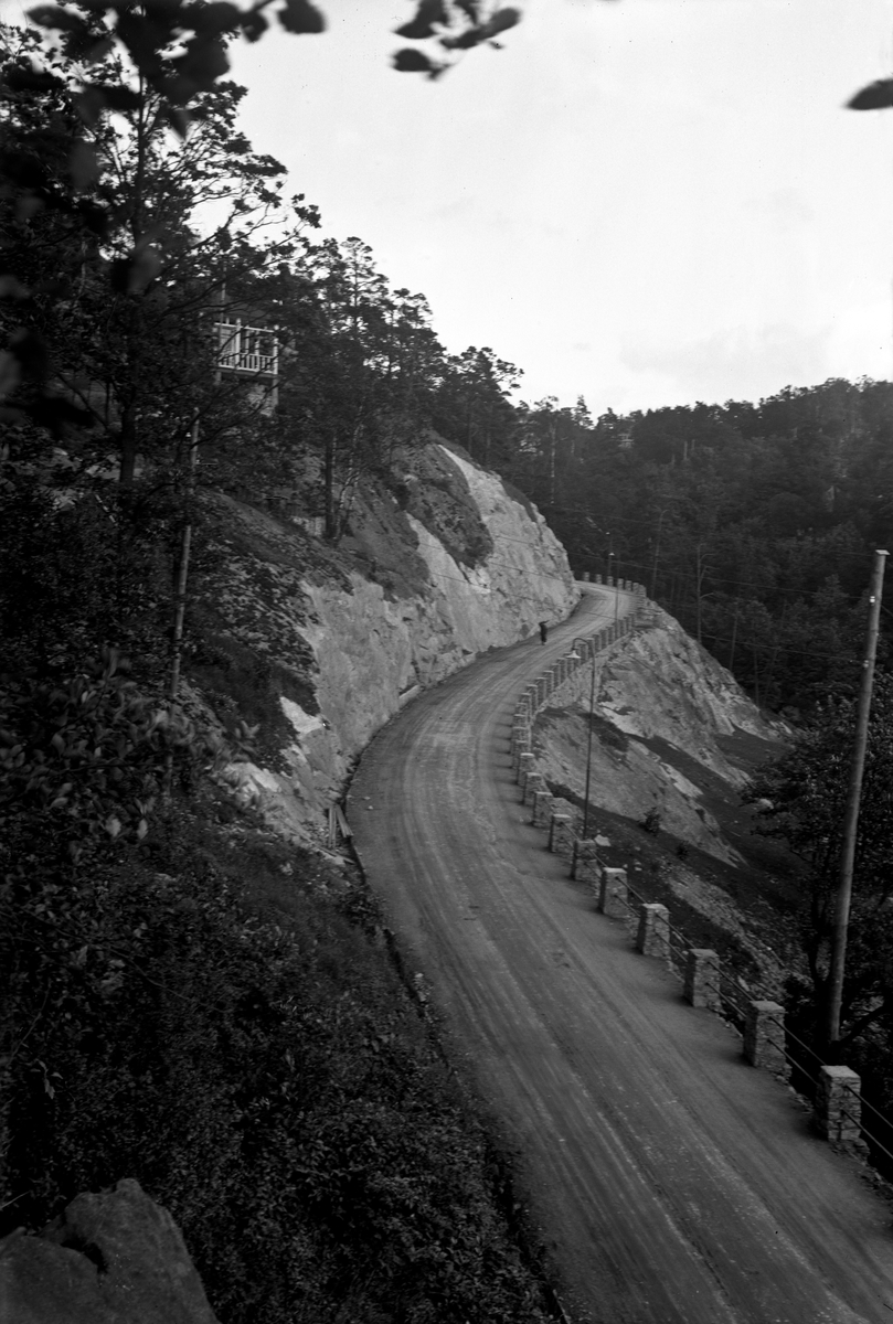 År 1924-07-08. Ådalsvägen i Huskvarna med det branta berget nedanför paviljongen.