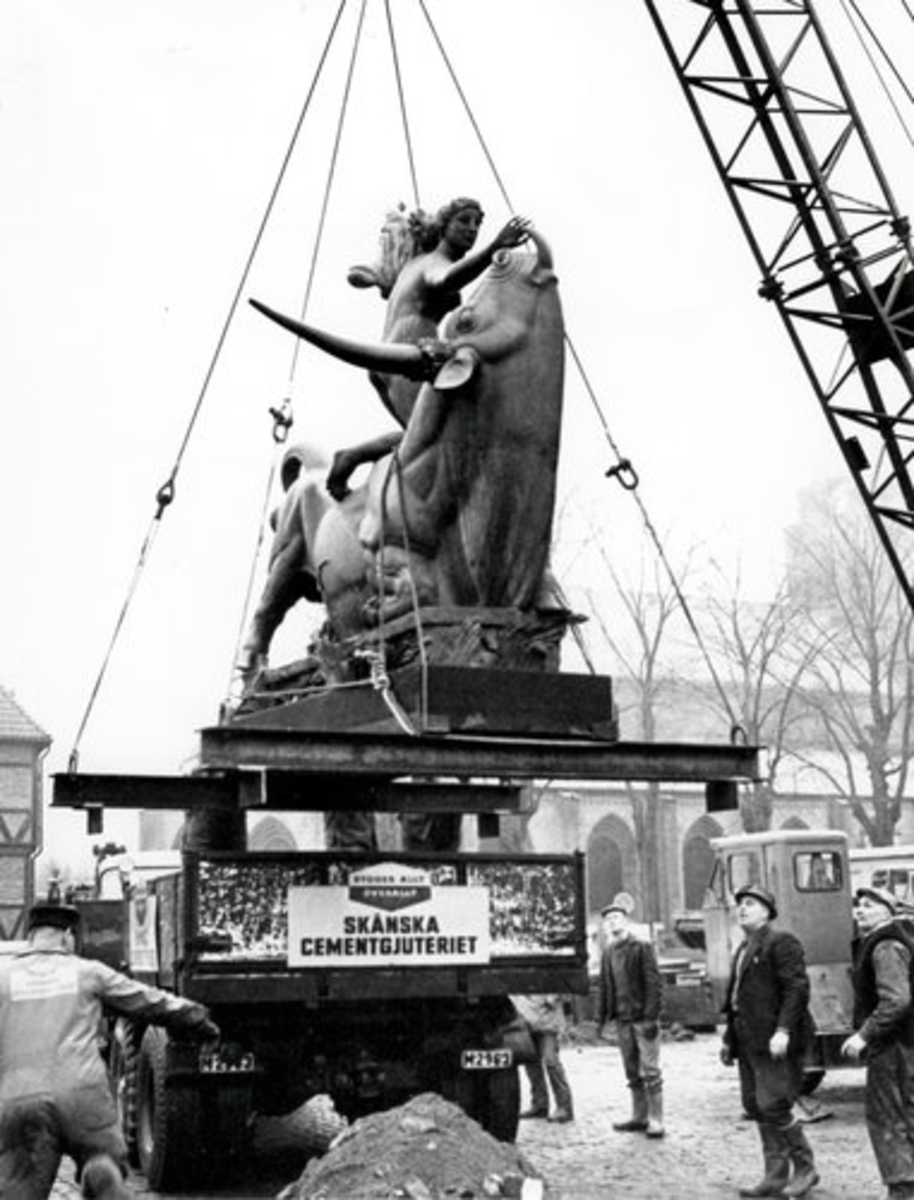 Millesskulpturen "Europa och tjuren" på Stora Torg flyttas före schaktning för byggaraget 1965.