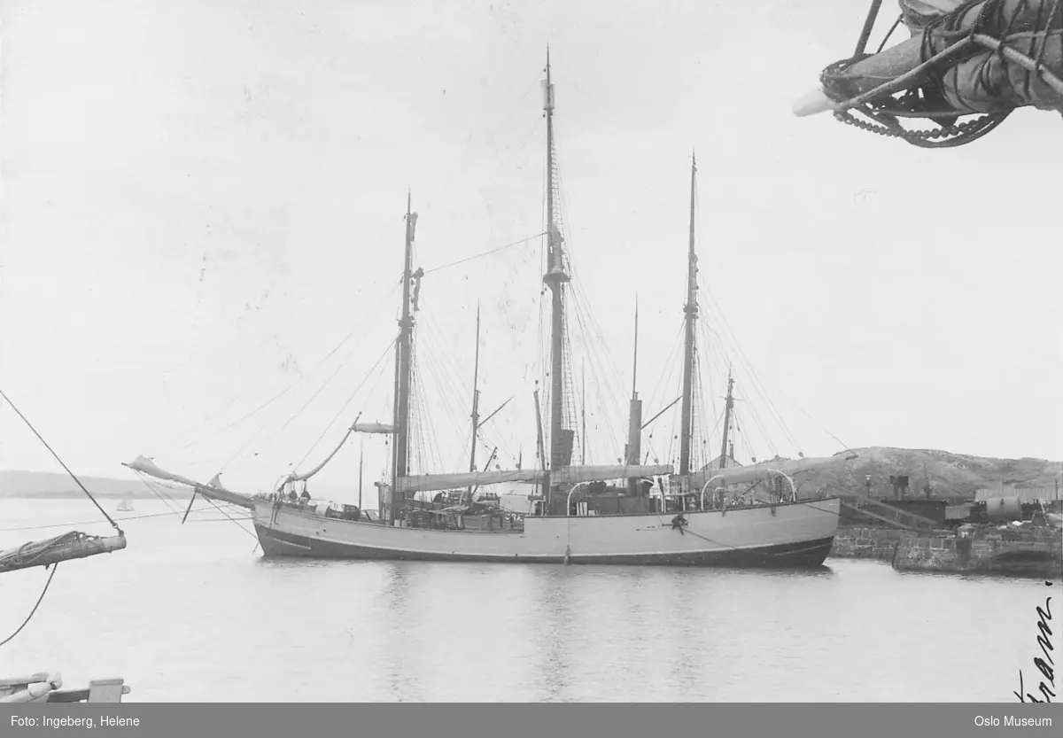 polarskip Fram (hvitmalt), brygge, svaberg