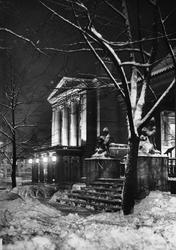 Nationaltheatret, musikkpaviljong, trapp, skulpturer, snø, n