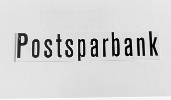 Kassaskylt, rektangulär, tillverkad i vit plast, med
svarttext "Postsparbank". Levererades från Postens
Centralförråd.Artikelnummer 651.73 i MF 1971.