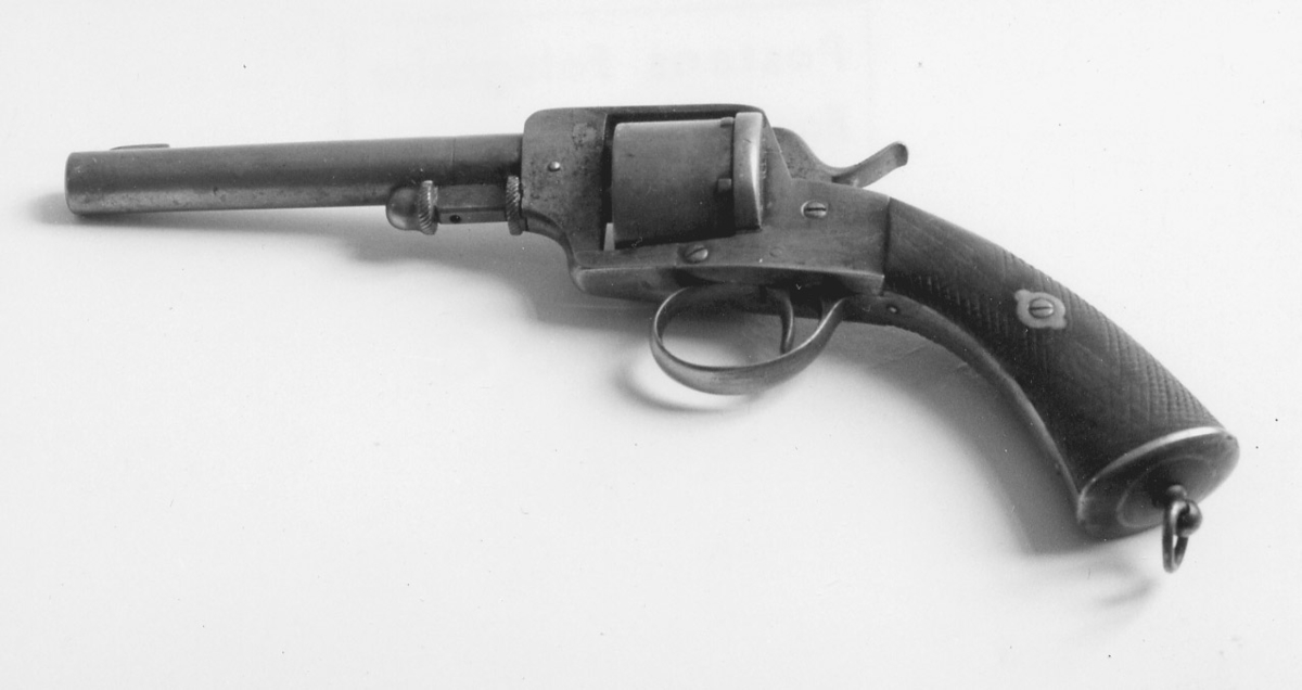 Revolver, 11 mm M/1871, tilldelad Postverket fr o m 1874.

Vapnet konstruerat av den svenske vapenteknikern och uppfinnaren August Hagström. Revolvern är en s k hanspännare (för att fyra av skott var användaren tvungen att först spänna hanen), avsedd för 6 patroner av 11 mm's kaliber med central antändning.