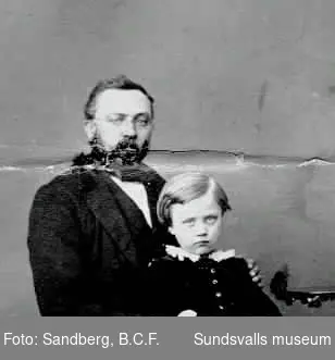 Porträtt av Per J Engström och hans son Henrik.