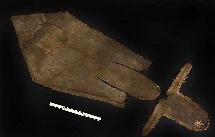 Fyndet består av en högerstrumpa vävd i kypert av ull. Strumpan hittades tillsammans med den tillhörande vänsterstrumpan (14278) inuti ett mindre skrin med kombinationslås (15415). Tyget har ursprungligen varit ljusare gråmelerat men är idag rostfärgat från allt järn som funnits runtomkring i vattnet. Strumpans skaft har täckt nedre delen av benet med en avslutande spets som nått ovanför knät. Strumpan är konstruerad i två delar, en bendel och en suldel som är av två olika kypertvävda tyger. Bendelen har varit ihopsydd mitt bak med två sprund vid anklarna där sulans två kilar varit fästa. Sulan har hål och slitage vid stortån och hälpartiet och vid knät sitter en lagningslapp där strumpan gått sönder. Ovanför knät har även strumpan brustit tvärs över, troligen är detta från strumpebandet som hållit upp strumpan på benet. Strumpan är tillskuren på skrådden vilket gör den mer elastisk och följsam, vilket är passande för ett mer kroppsnära plagg som detta.
 
Strumpan är idag monterad på ett stödtyg och har under tidigare konservering blivit ihopsydd men är nu isärtagen. Den tillhörande vänsterstrumpan är fortfarande ihopsydd från konserveringen.

För mer detaljerad information från textildokumentationen (år 2022) se länkade filer.