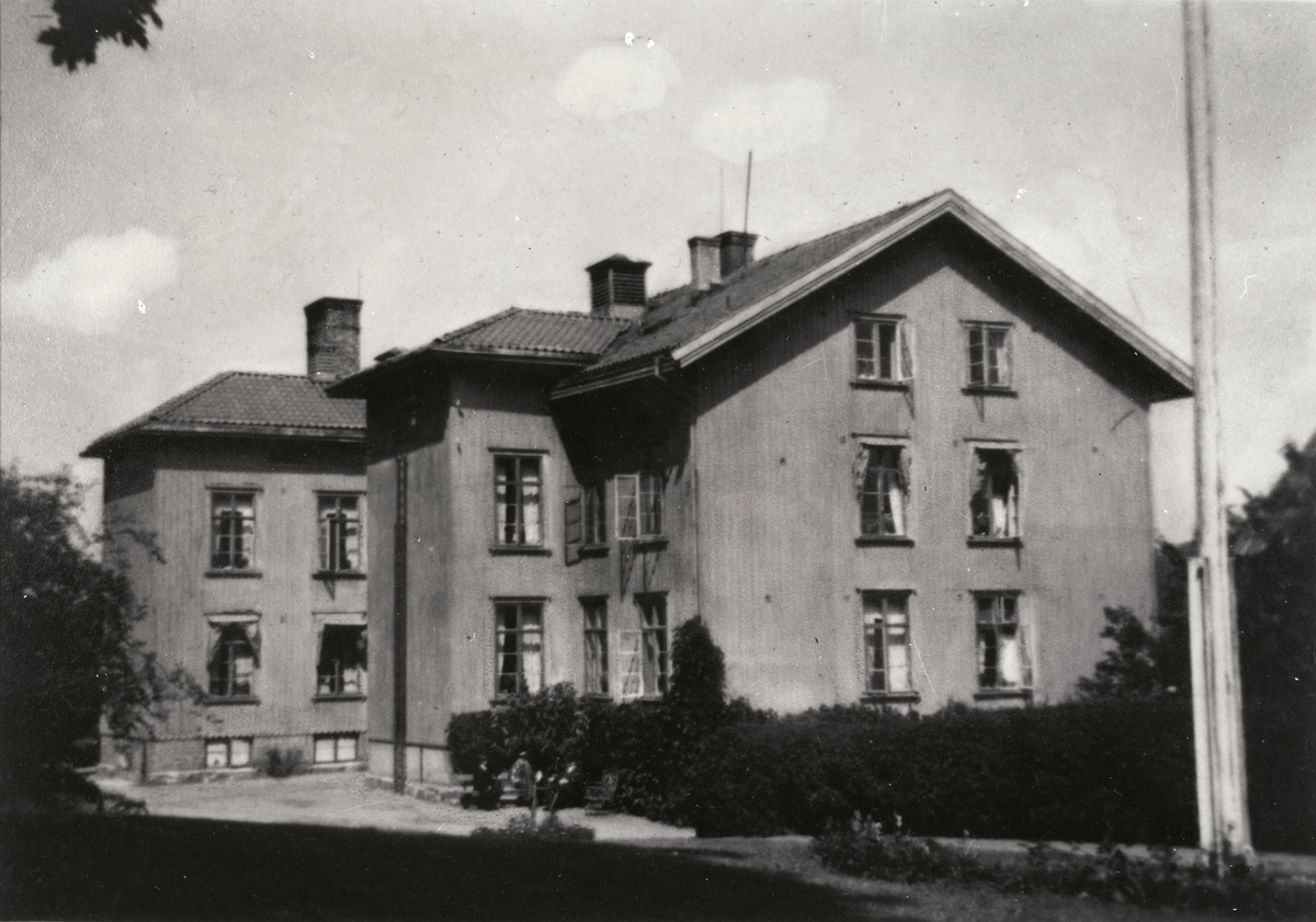 Försörjningsinrättningen i Kärra Hökegård, startade i Mölndal omkring 1895 och stängde 1951. 

Kärra Hökegård var ett försörjningshem för såväl senildementa som psykiskt sjuka, ensamstående mödrar och personer med funktionsnedsättning. Verksamheten försvann i och med att Lackarebäckshemmet stod klart 1951.