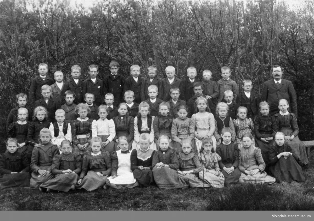 Flickor och pojkar uppställda utomhus vid Kyrkskolan i Lindome.
