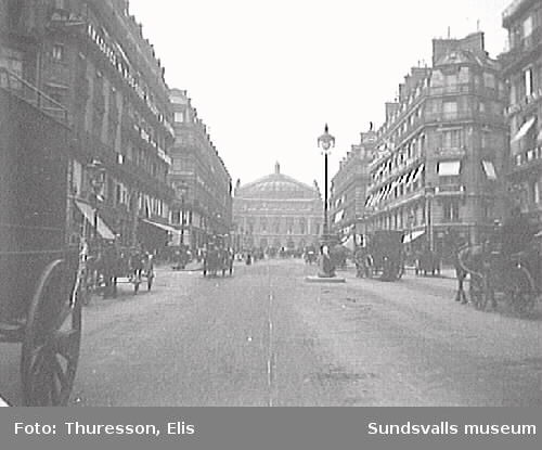 Gatan "Avenue de l´Opéra" med arkitekten Garniers operahus i fonden, Paris.