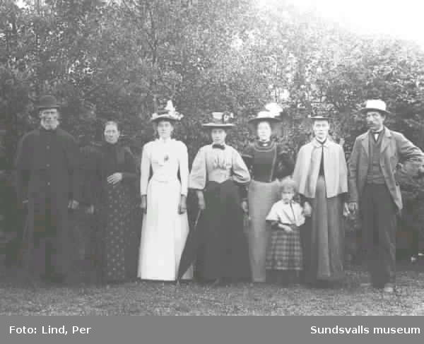 Alby 1898. Gruppbild med tre män, fem kvinnor och en flicka.
