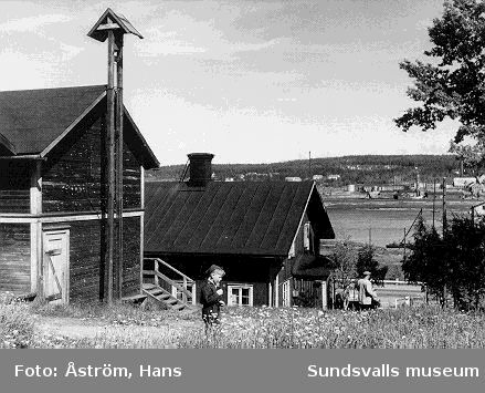 Svartvik på 1930-talet. Rökåkarna på Sörvarvet.  Vykort utgivet av Föreningen Svartviksdagarna