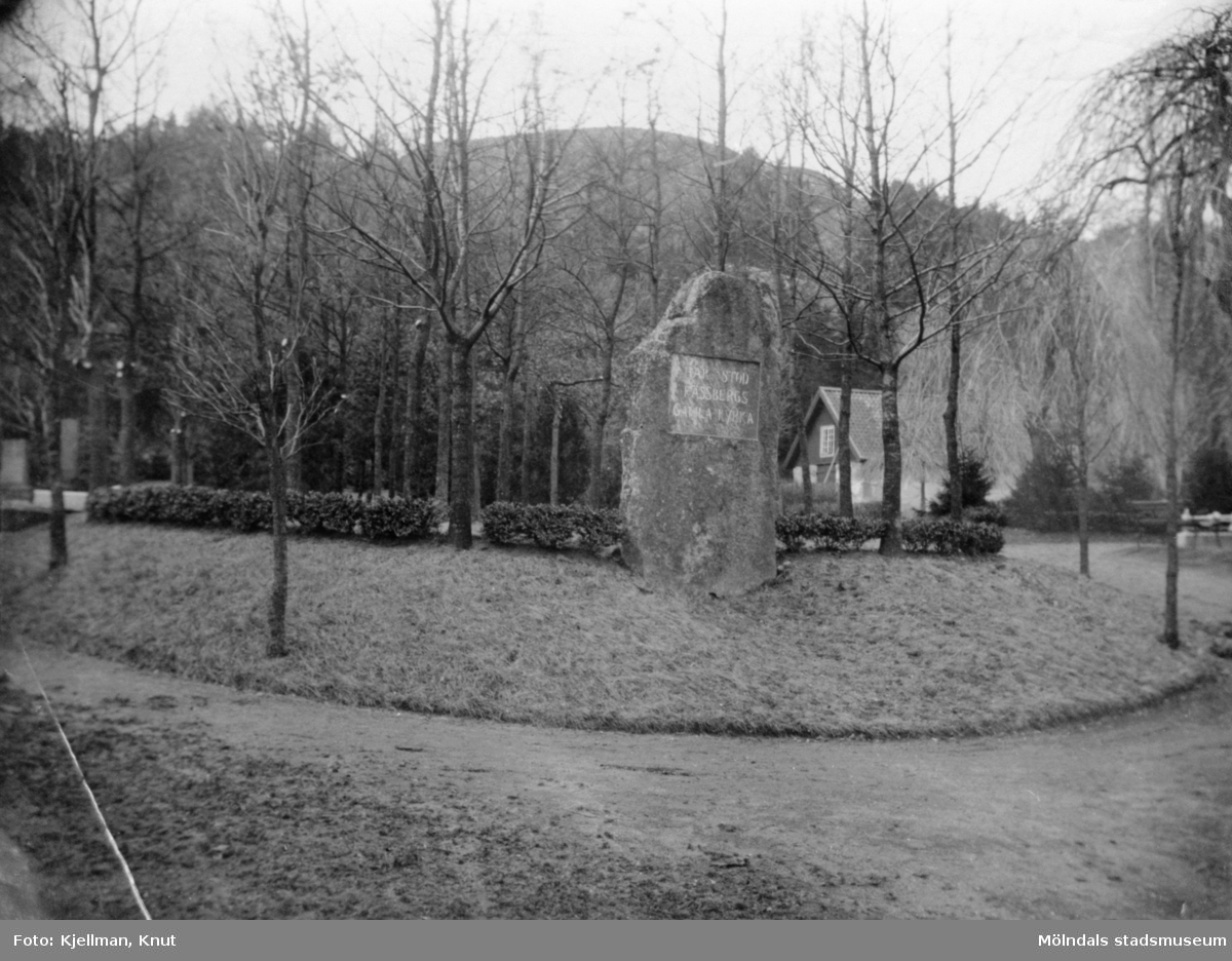 Fässbergs kyrkogård i Mölndal. Minnessten: "Här stod Fässbergs gamla kyrka". 1920-1930?