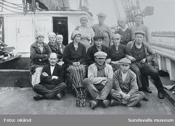 Gruppbild av stuveriarbetare ombord på ett fartyg.