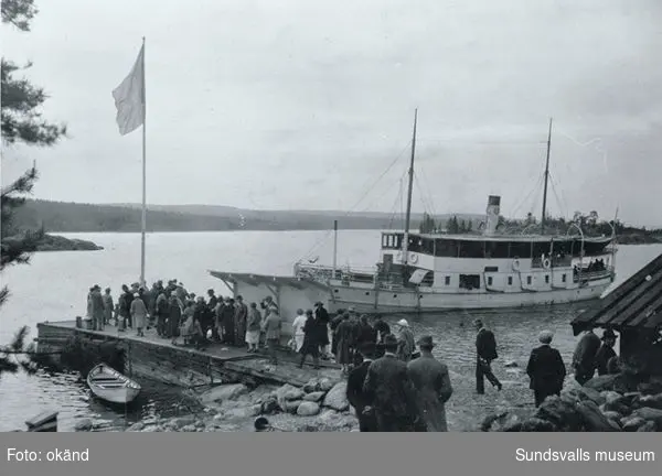 Passagerarbåten Tynderö lägger till vid Spikarö brygga. Utflykt.