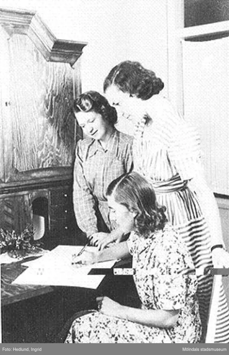 Tre förskollärare som arbetar vid ett daghem i Guldheden, Göteborg. Bilden är tagen på sent 1940-tal.