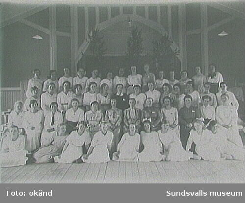 Repro av fotografiet ur KFUK:s Sundsvall arkiv.Medlemmar i Sundsvalls KFUK-förenings lägeri Stöde.
