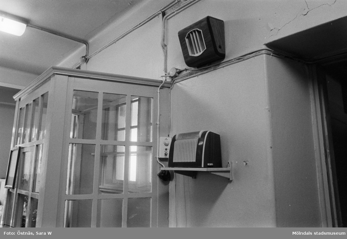 Interiör från Kvarnbyskolans bad, bl.a, borstställ, rullstolar, bassängrum samt entrén, 1986.