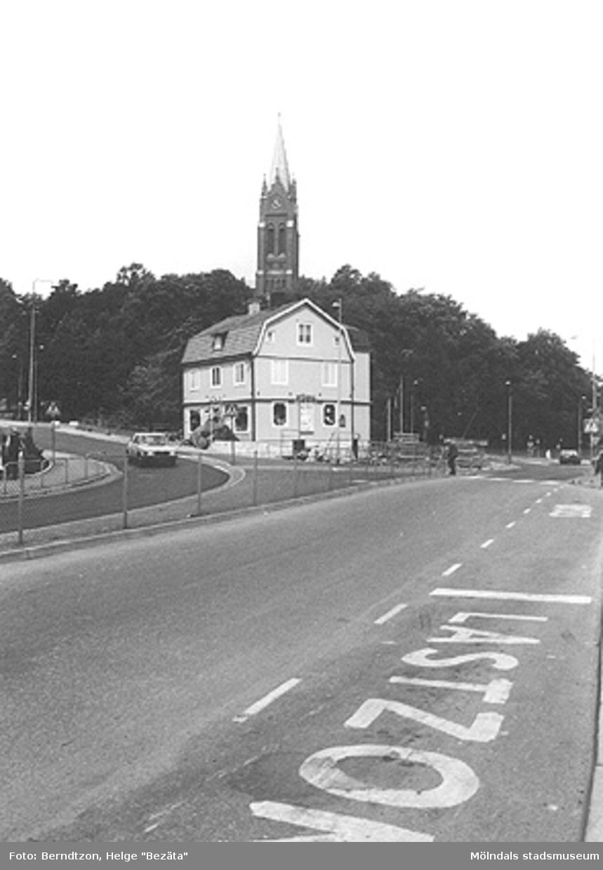 Vy mot Jacobssons järnhandel på Frölundagatan (idag framför p-däcket på Storgatan). Fässbergs kyrka i bakgrunden. 1980-tal.