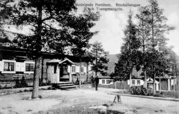 Text på vykortet "Medelpads Fornhem. Bredsjöstugan och Trampmangeln."