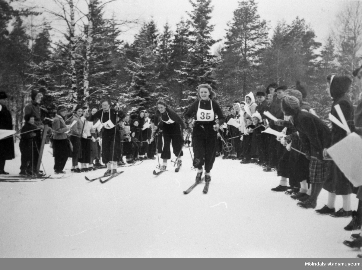 Personal från Eiser på skidtävling för damer. Borås, 1950-tal.