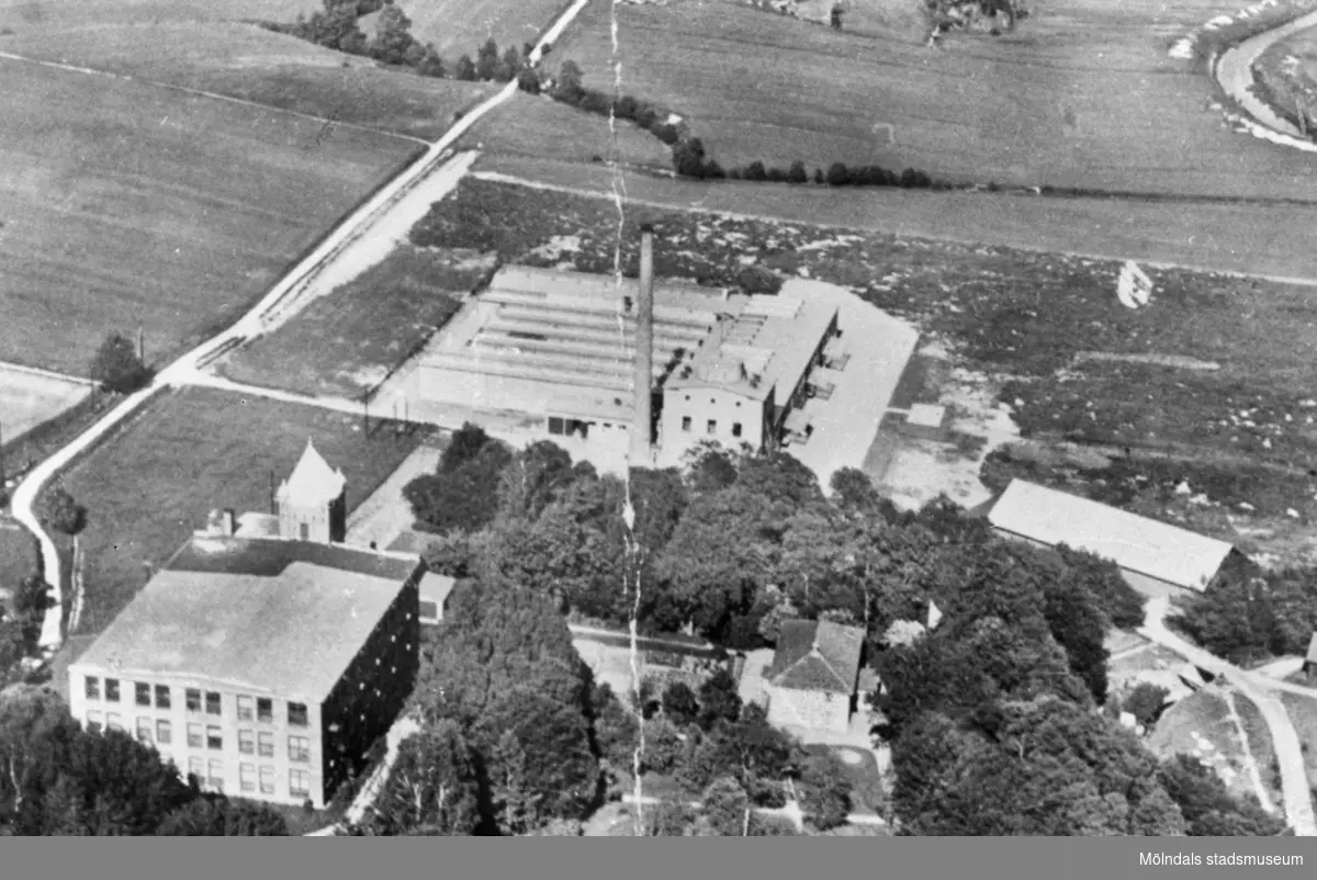 Flygfoto över Anderstorps fabriks spinneri och Eriksbergs färgeri, 1940-talet.