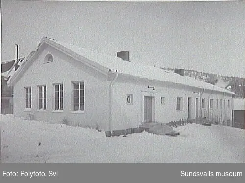 Samlingssalen och ekonomibyggnaden för Nya ålderdomshemmet, "Gamla ladugården". Album tillägnat fattigvårdssyssloman Bernhard Salomon 1941.
