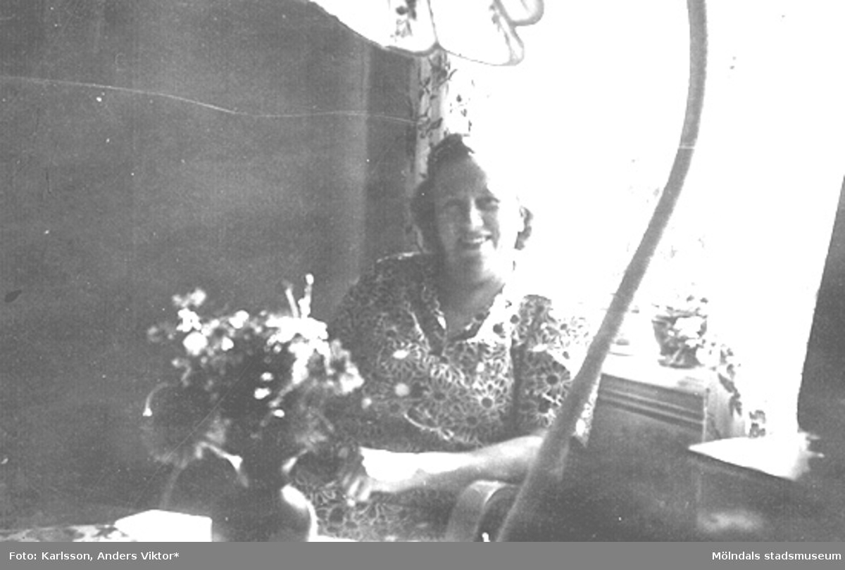 Alma Karlsson, 1950-tal vid Kvarnfallet 31. Bostadshuset tillhörde Carlsfors fabriker. Alma var mor till Astrid Garthman (född Karlsson) samt mormor till Alf, Leif och Jerry. Alma var gift med Viktor Karlsson som vid detta tillfälle har fotograferat.