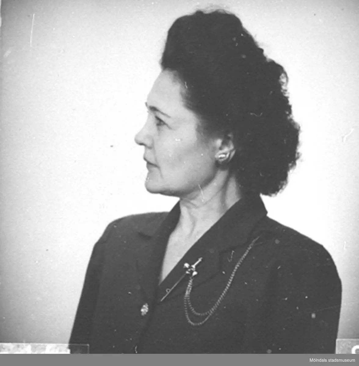 Ett av 48 st porträttbilder av Karin Hasselberg (1903 - 1996), tagna på 1950-talet.