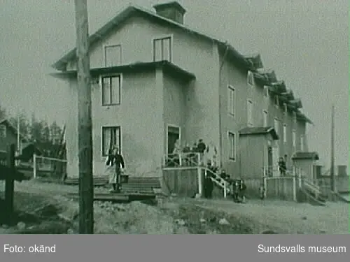 Gården längst till hö bodde maskinist Källman, fam Tage Östlund bodde här på 1920-och 30-talet.