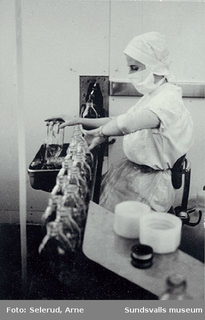 Distriktslaboratoriet i Högoms gamla skola, Selånger, invigdes 1953 och flyttade 1965 till Matfors, Tuna sn.
01 Acd-lösning fylls på glasflaskor
02 Sköljning av glasflaskor
03-04 Acd-lösning för blodgivare fylls på glasflaskor
05 Diskmaskin för glasflaskor
06 Autoklav för sterilisering av läkemedel, företrädesvis lösningar.